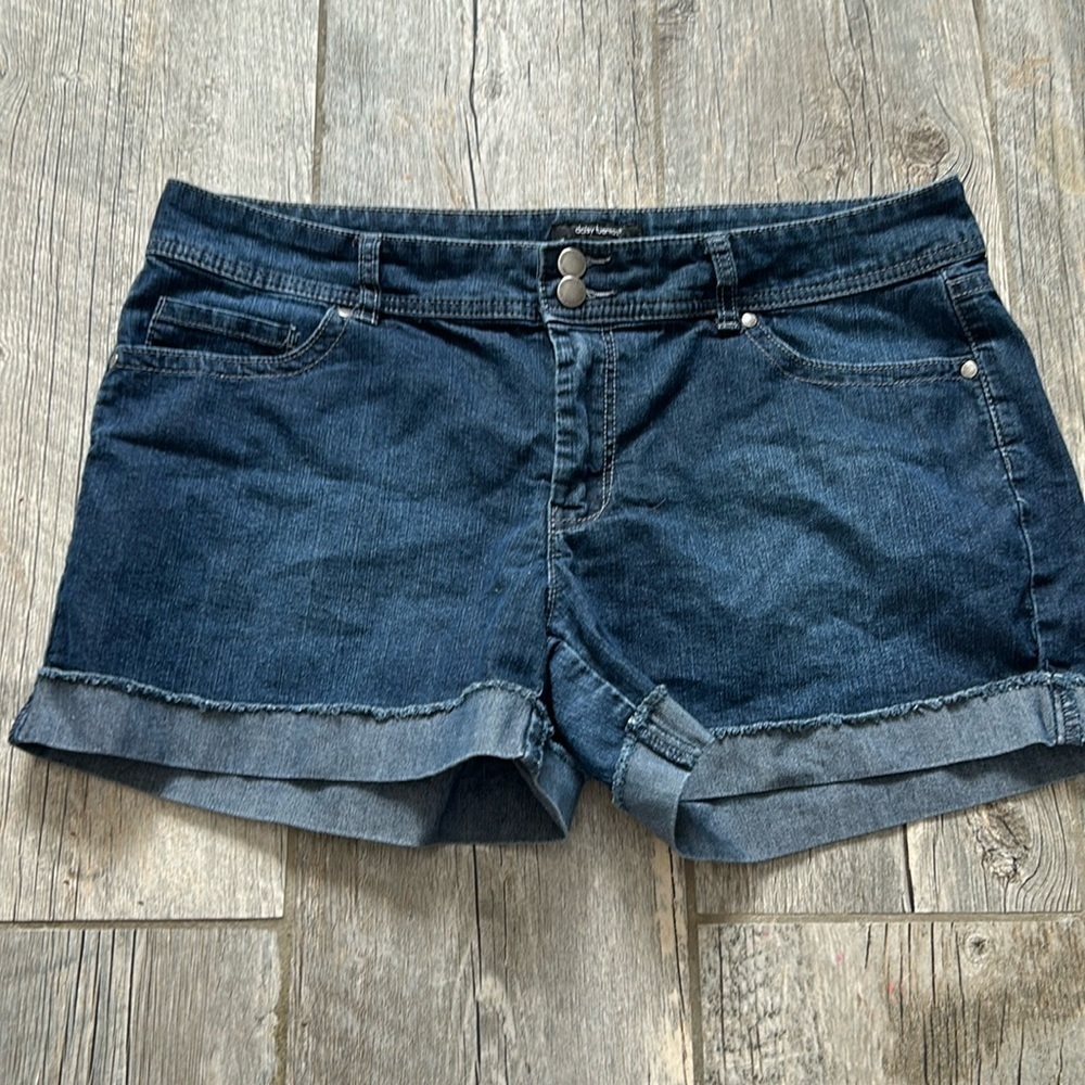 Daisy Fuentes womens jean shorts size 12 summer